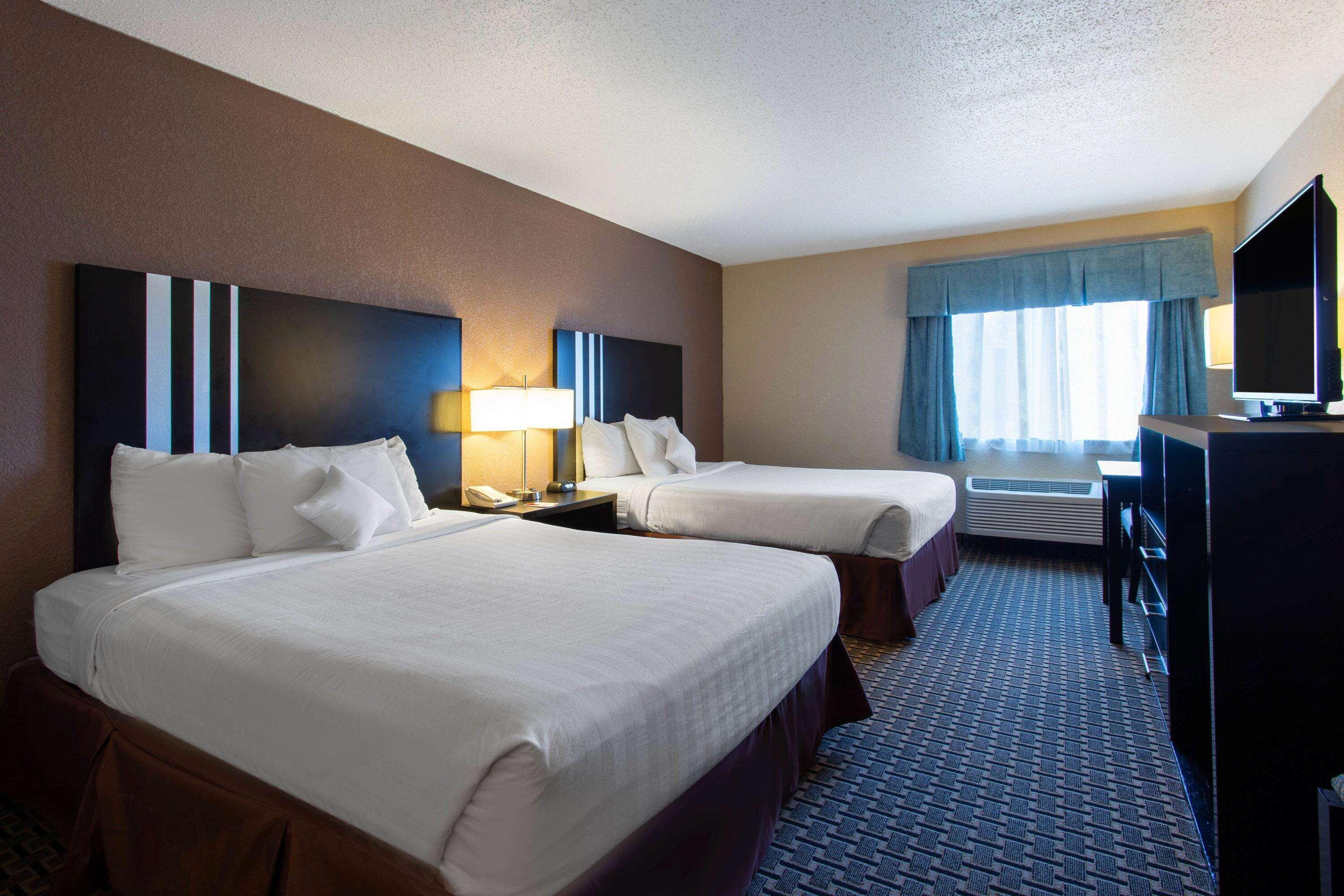 Ramada By Wyndham Glendale Heights/Lombard Hotel Exterior photo