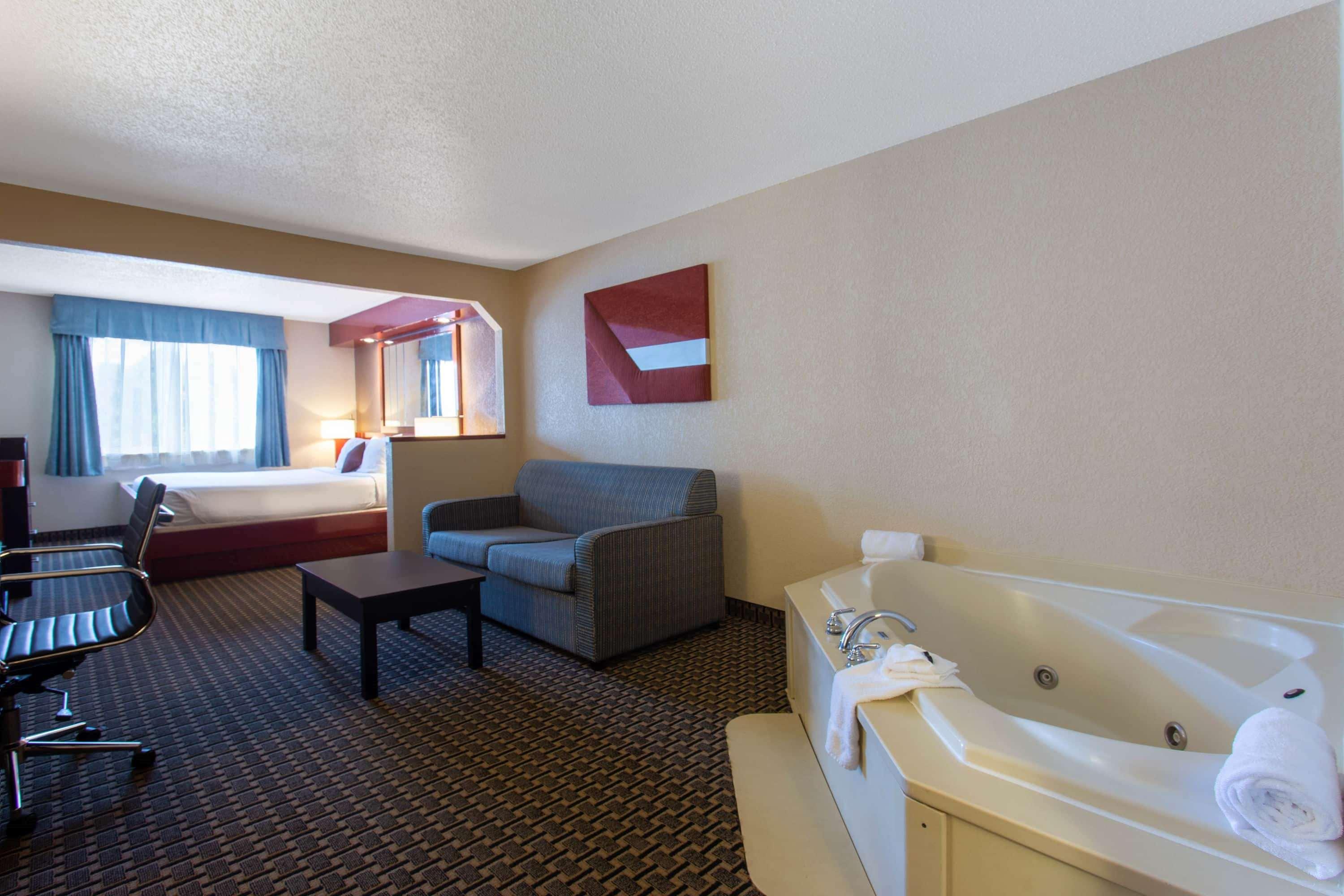 Ramada By Wyndham Glendale Heights/Lombard Hotel Exterior photo
